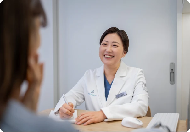 시청서울구강내과 진료실에서 환자와 마주 앉아 상담하는 대표원장