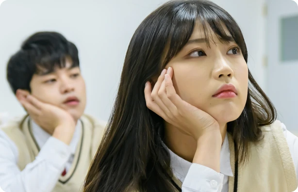턱을 괴고 앉아 있는 학생들