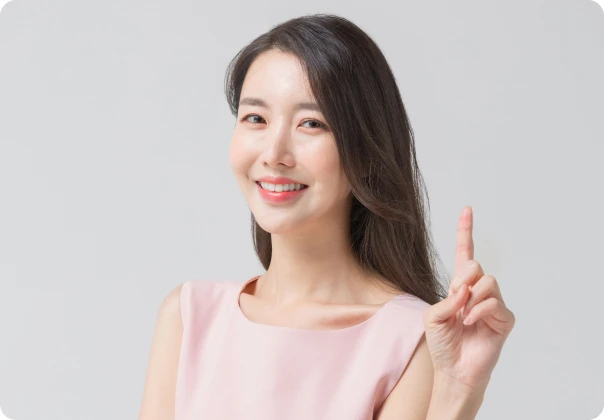 손가락을 들어 주의 사항을 안내하는 여성