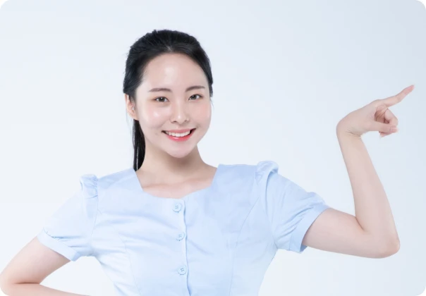손가락으로 가리키며 주의 사항을 안내하는 여성