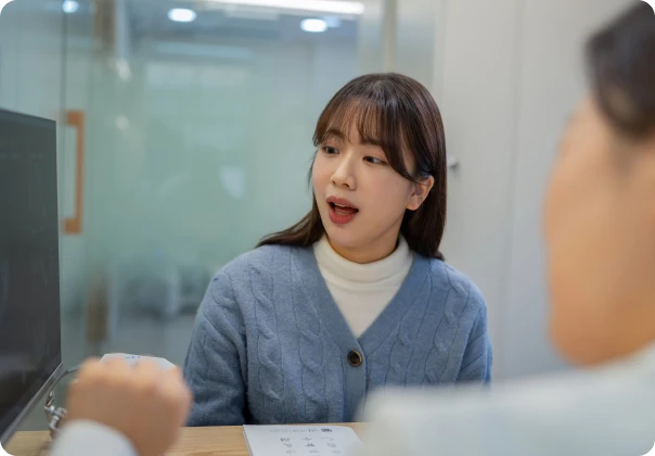 시청서울구강내과 상담실에서 증상을 설명하는 환자