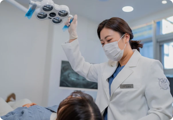 시청서울구강내과 무영등을 조절하며 진료를 준비하는 원장