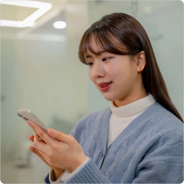 휴대폰으로 통증 기록을 확인하는 환자