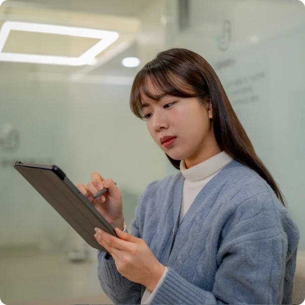 태블릿에 그날의 통증을 기록하는 환자