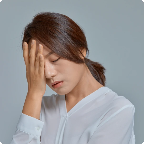 한 손으로 볼을 감싸고 통증을 참는 여성