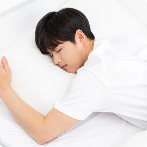 엎드려 잠든 남성의 옆모습