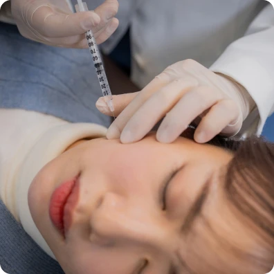 저작근에 보톡스를 주사하는 모습