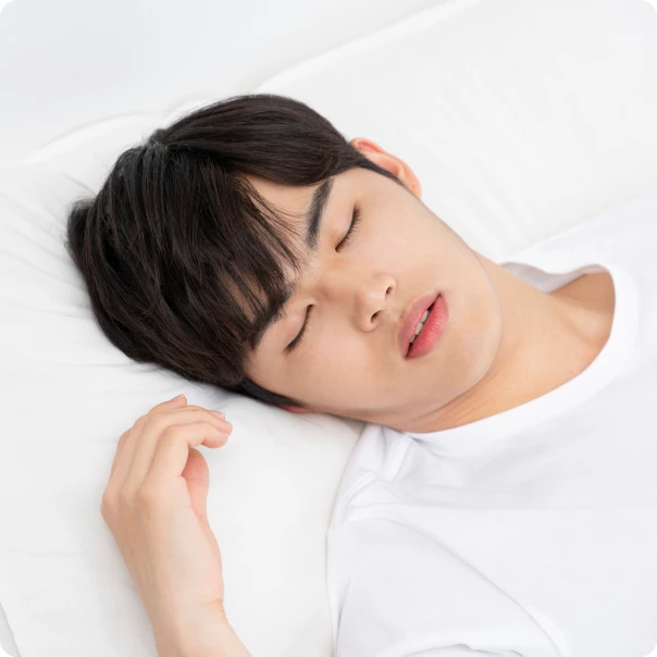 입을 벌린 채 잠든 남성