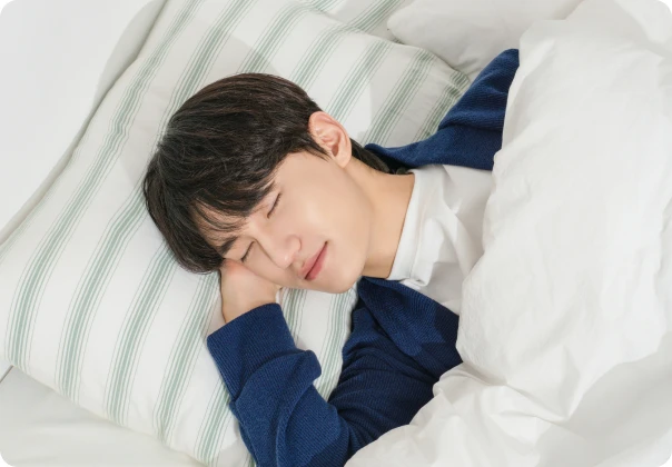 옆으로 누워 편안하게 잠든 남성
