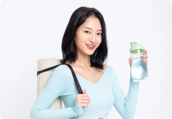 운동 가방과 물병을 든 여성
