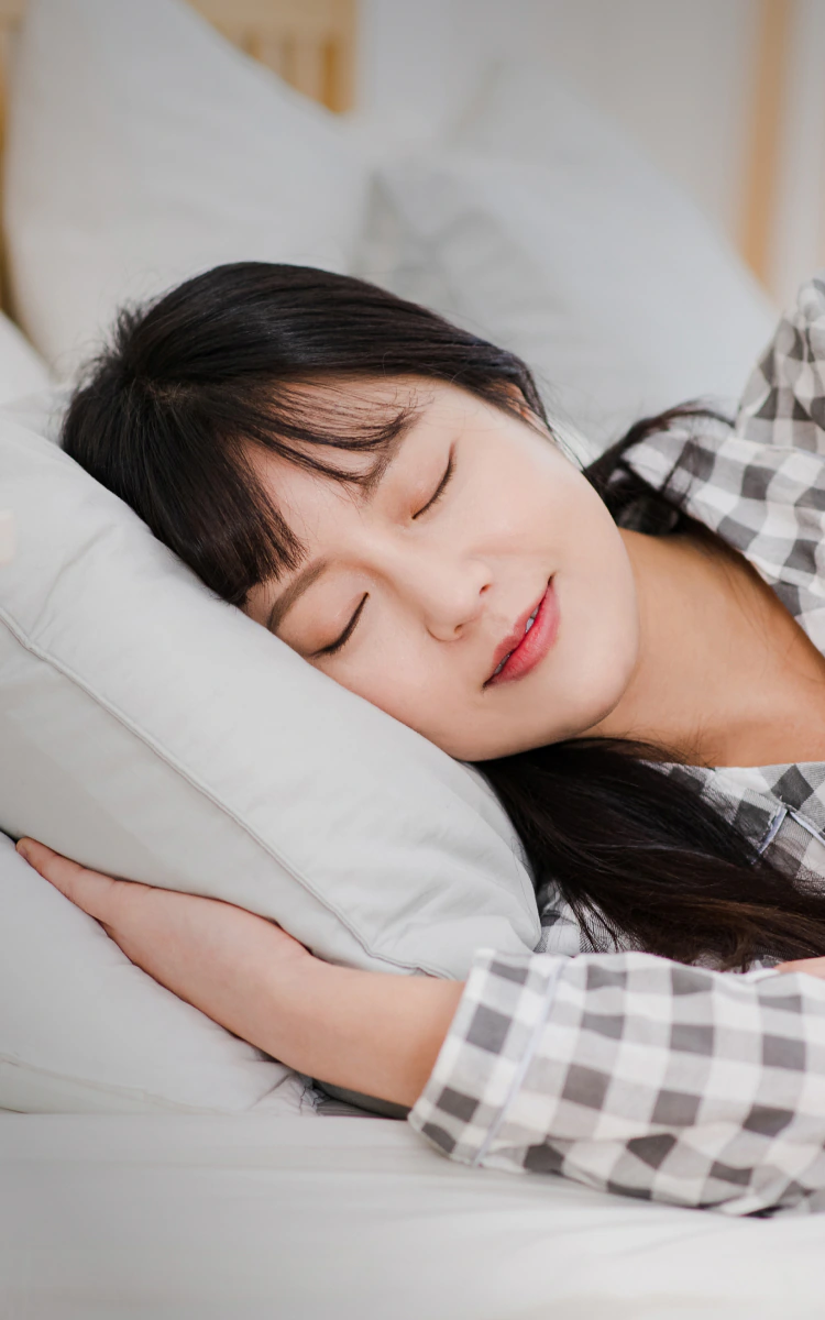 침대에 누워 잠든 여성