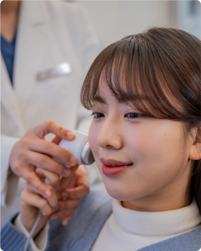 시청서울구강내과 환자 턱 부위에 물리치료 장비를 대는 모습
