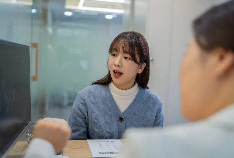 시청서울구강내과 상담실에서 증상을 이야기하는 환자와 원장