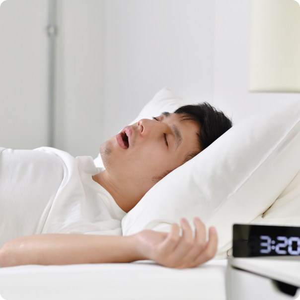 입을 벌리고 잠든 남성, 옆 탁상시계에는 3시 20분.